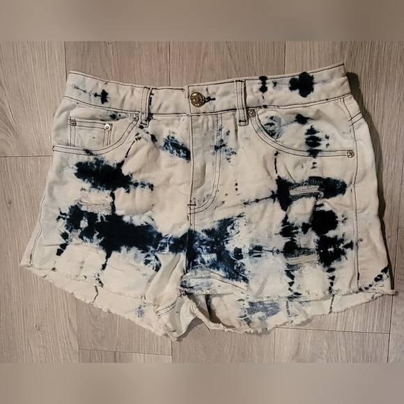 Almost Famous Juniors 5, white and blue tie-dye denim shorts - Picture 3 of 13